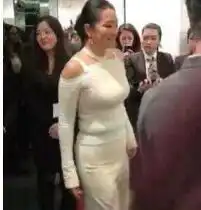 随70岁男友出街,素颜和打扮令人吃惊,没有偶像包袱的她真幸福