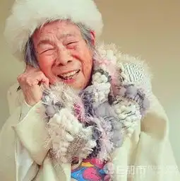 老太当模特受追捧人老心不老乐观向上心态令人尊敬