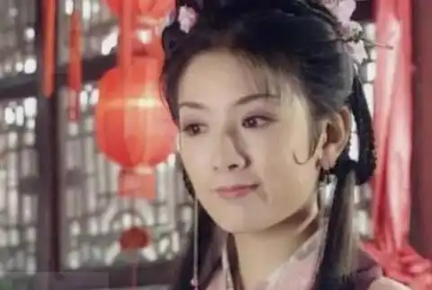 黄奕和叶璇现场互撕,可比起塑料姐妹情,她的这张脸才是亮点吧