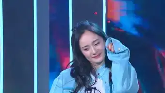 杨幂综艺节目中唱歌扮嫩可爱萌出新高度,被萌到的何炅表情亮了