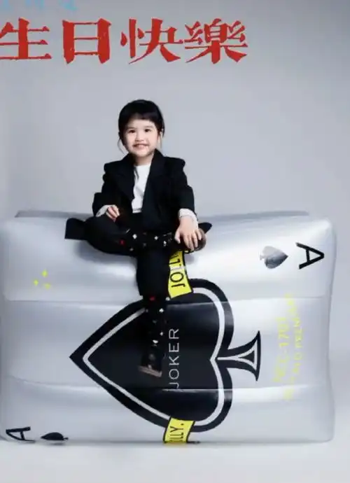 包贝尔庆女儿满6岁,饺子穿西装耍酷气场超强,小小年纪星味儿足