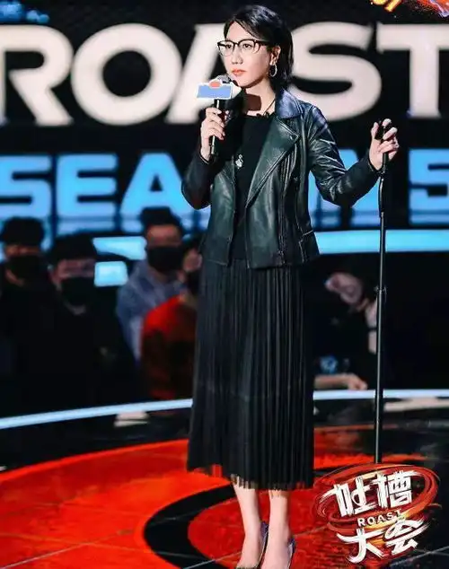 吐槽大会巨型提词器被曝光,连表情提示都有,明星都是演的