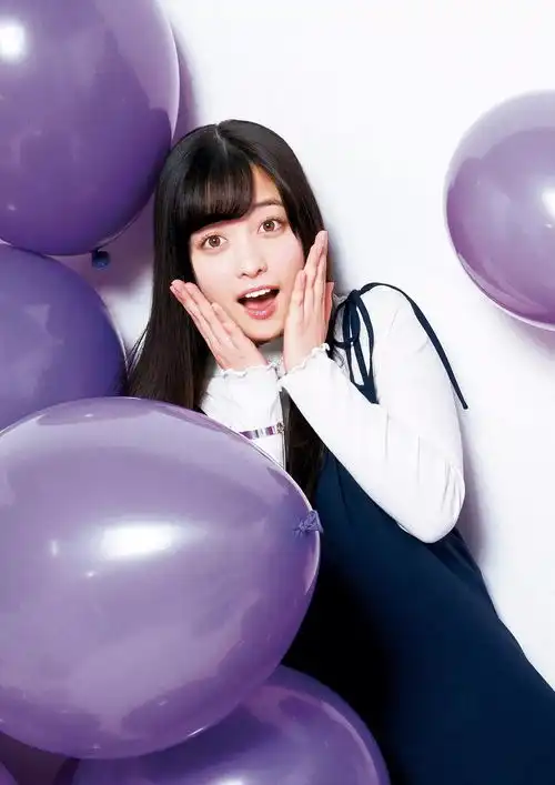 小天使桥本环奈放飞自我主演我是大哥大行走表情包的甜美妆容赶紧温习一下