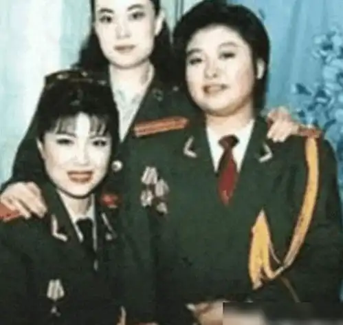 韩红自称当年是校花一朵,众人以为玩笑话,晒出照片被惊艳到