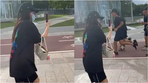 小哥哥列队跑步经过,女子看呆拿起手机不停拍,身后老公表情亮了