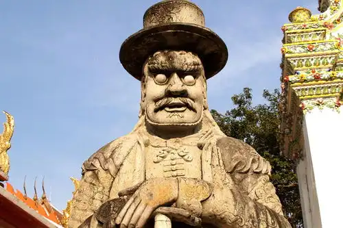 可以打开的盒子上面供的文殊菩萨的图像,下面可以烧香的,哪里可以求