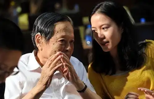 101岁杨振宁摔倒住院,小27岁岳母医院探望,翁帆委屈落泪引争议