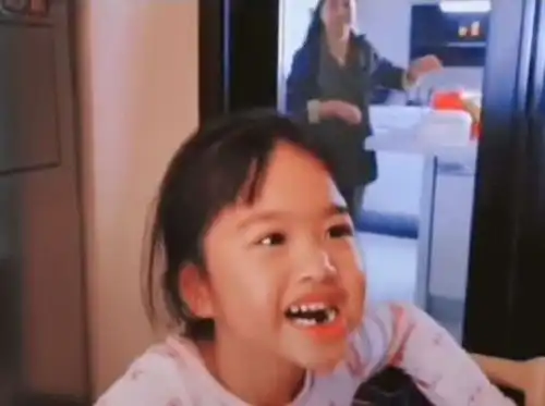 37岁包贝尔近照,当牙医给女儿饺子拔牙,小可爱全程配合表情可爱