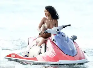 蕾哈娜海滩拍比基尼写真喝酒解暑秀s曲线