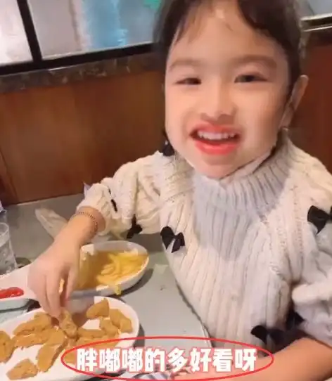 包贝尔带女儿旅游,包饺子涂口红梳丸子头,才5岁就有自己的手机