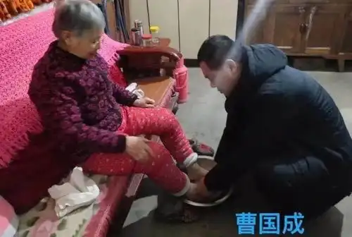 于桥乡开展念党恩孝双亲,为父母洗脚活动