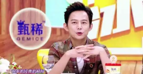 宋小宝坐在王嘉尔的大腿上,何炅的一个表情惹争议,网友淡定