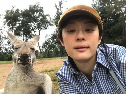 孙俪带儿女外出旅行,让妹妹跟紧自己,理由是妈妈玩嗨了没空找你