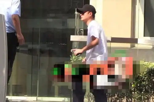 文章独自现身医院,走路踉踉跄跄状态差,全程呲牙表情难受