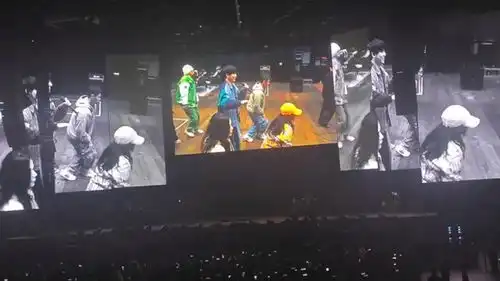 德云社张云雷北京演唱会,现场超燃,舞美炫酷,大合影照一片绿海