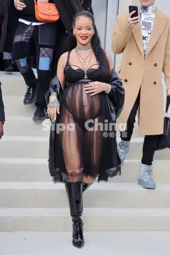 组图蕾哈娜挺孕肚巴黎观秀黑色透视纱裙穿搭大胆超抢镜