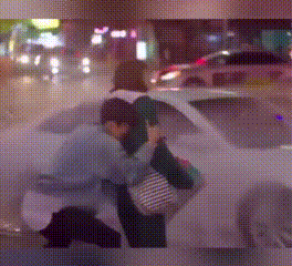 搞笑gif段子爸爸你果然不爱我,你知不知道我在你背后淋着雨了好冷还是冬
