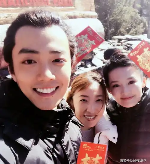 狼殿下幕后照被曝,肖战和多位高甜美女合影,搞怪表情太可爱