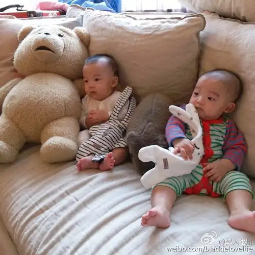 遗传爸爸基因黑人双胞胎儿子看篮球赛表情认真