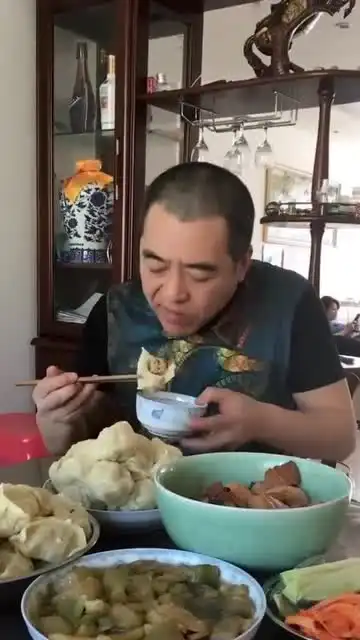 东北大哥吃饺子,一个饺子有半个碗那么大,网友饺子配蒜真香