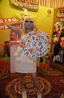 凤姐戴假发恶搞ladygaga骚首弄姿表情雷人