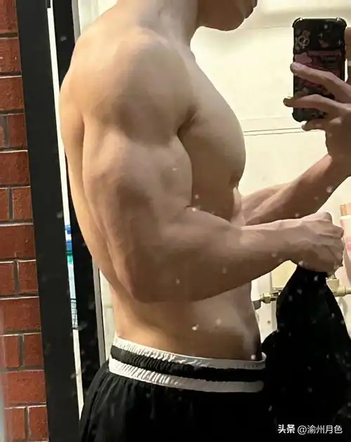 大块头脂包肌男人,让人迷恋他的腹肌