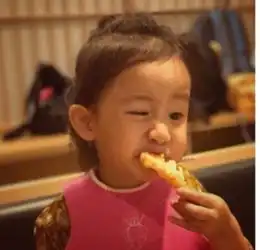 黄磊晒小女儿吃东西萌照