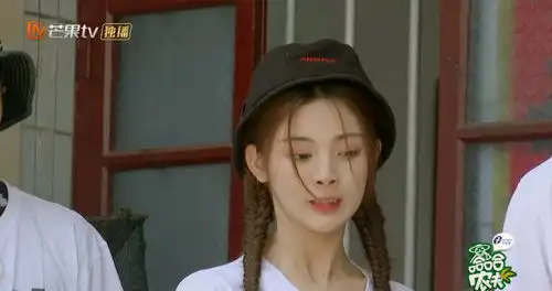 杨超越化身小迷妹,亲昵的称呼王源大哥,网友表情很关键