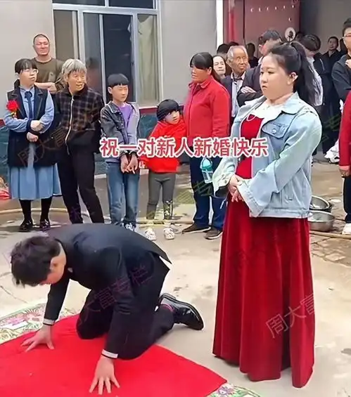 贵州新娘拜堂不下跪,表情很不情愿,看到小腹隆起秒懂怀孕了