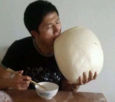搞笑gif图妹子,你裙子挺好看的,只是脚上的鞋子好像有点不搭调啊