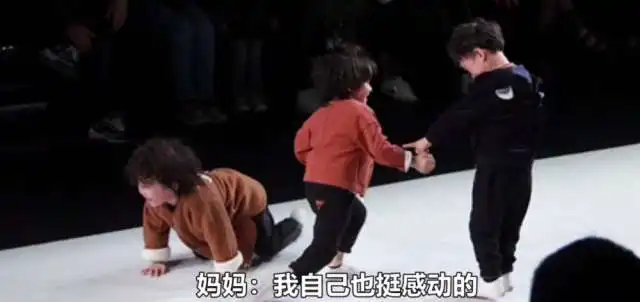 4岁萌娃走秀被绊倒,当场做害羞表情萌翻观众
