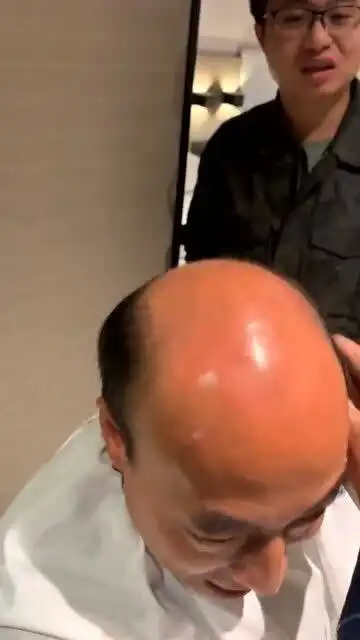 师傅这几根头发,难倒了一个村的理发师,咋剪啊