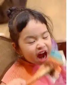 实力坑娃包贝尔晒饺子大哭吃肉照,第一张简直和包文婧一模一样