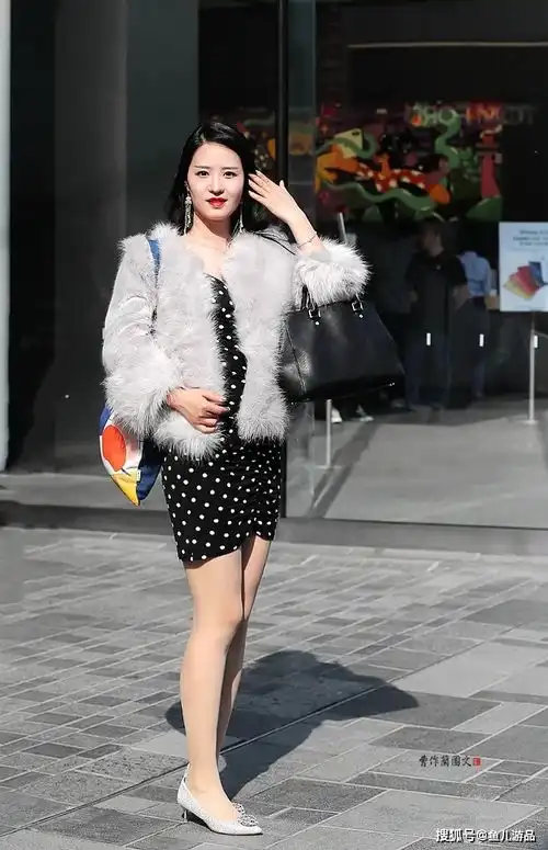 街拍组图又时尚又温暖的光腿神器,让美女更有潮人范儿
