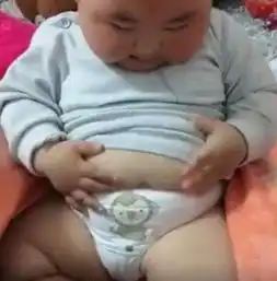 1岁宝宝摸着自己肚子上的肉,接下来宝宝表情,让人哈哈大笑