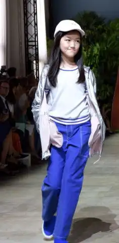 三家千金同台走秀黄磊李亚鹏佟大为给女儿们点赞