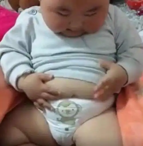 2岁宝宝摸着自己肚子上的肉,宝宝随后的反应,令人无法淡定了