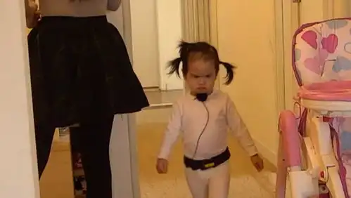 包文婧让饺子学扎头发,竟还恼了,表情一看就是包贝尔闺女
