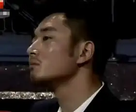 柳岩身穿鱼骨裙跳舞,男明星表情很内涵,网友换我也忍不住
