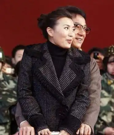亲吻,强行搂抱,贴脸,摸大腿,没有一位女星能躲得过成龙景甜陈好编剧金喜善章子怡驯养动物电影导演豪门阔太奥林匹克运动会网易订阅