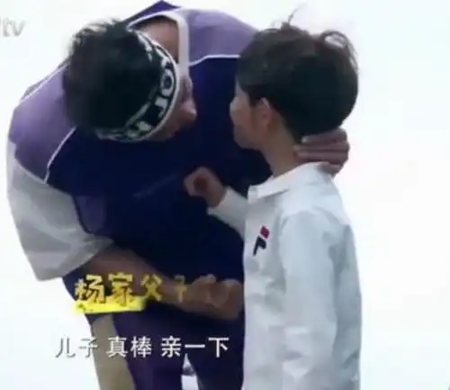 杨烁跟儿子击掌被包贝尔误认为又打孩子,单纯包包太可爱