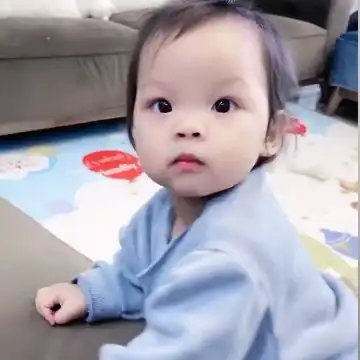 韩安冉忙于事业不管孩子,恩善只能跟宠物狗玩,表情充满了委屈