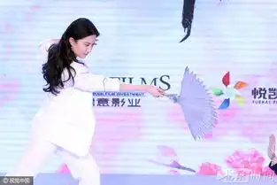 怪表情上线刘亦菲白西装盘腿坐地撒娇不怕脏