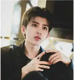 蔡徐坤copy权志龙后,又被曝出抄袭鹿晗造型和表情全都一样