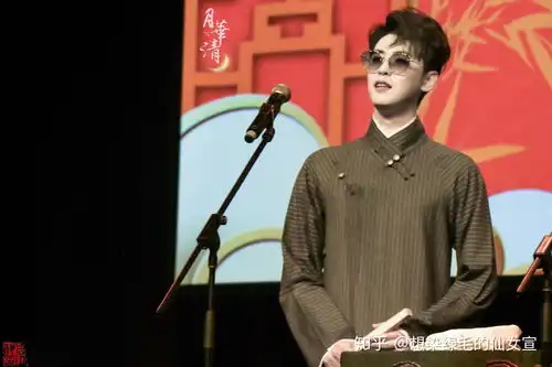 张云雷有多少件大褂,一件一张正面图