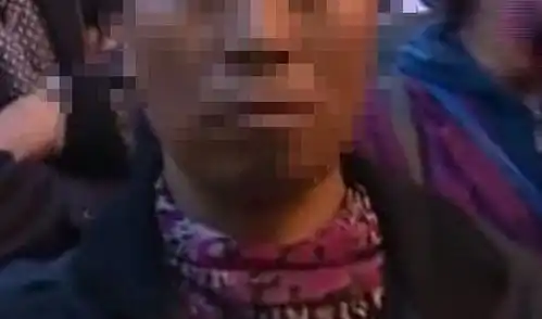 女子收到假币,抓住路人要翻包,被对方推倒不揍你就不错了