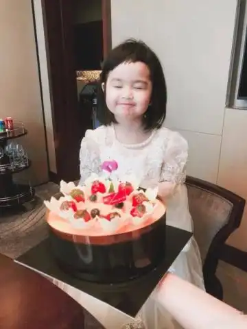 包饺子日常被发丑照,但生日这天即使刘海剪坏了也美成仙女