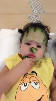 新表情包包贝尔晒女儿敷黄瓜面膜照片