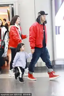 组图包贝尔夫妇穿情侣装现身饺子坐推车古灵精怪表情吸睛