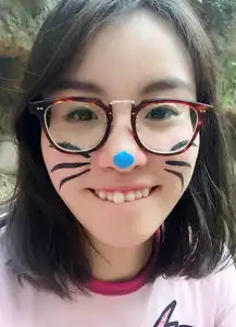 傅园慧现身游乐园吮指舔棉花糖秀表情包6